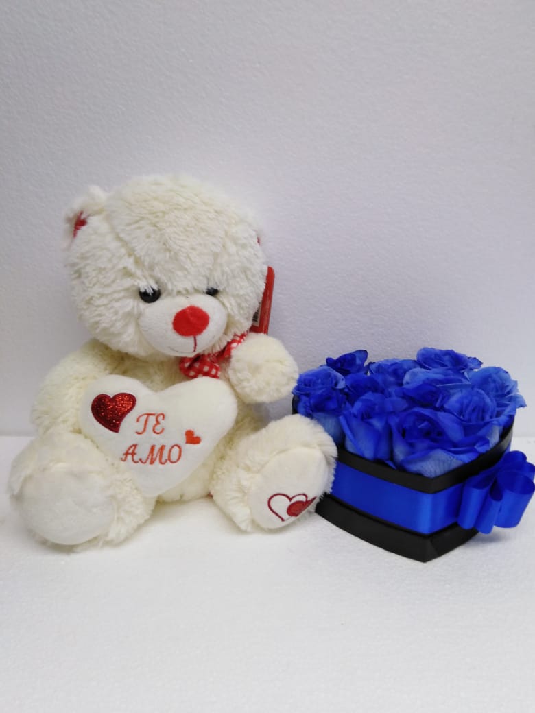 12 Rosas Azules en Caja Corazn mas Peluche de 30 cm 